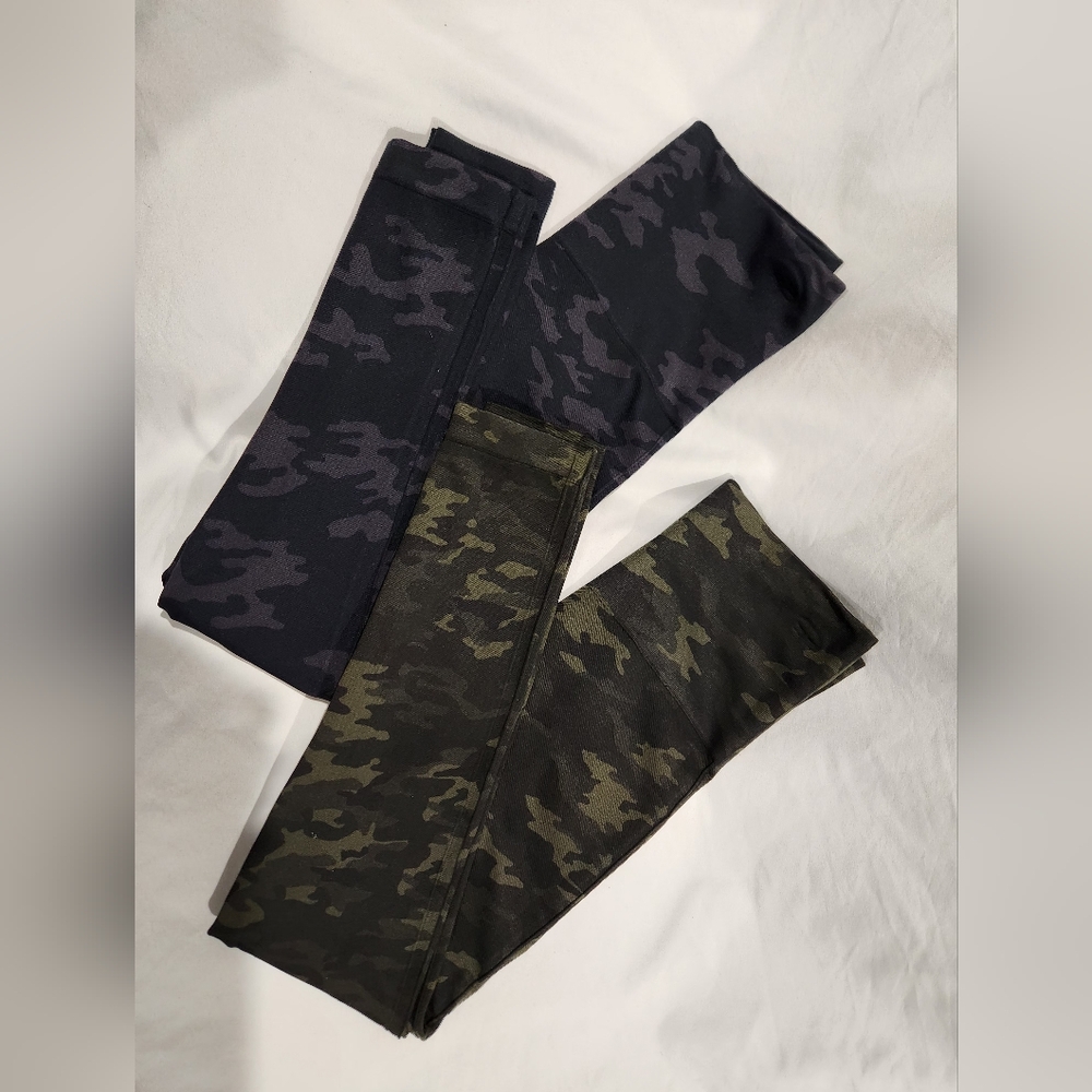 SPANX Look At Me Now Black and Green Camo Leggings Set. NWOT. Size Medium.